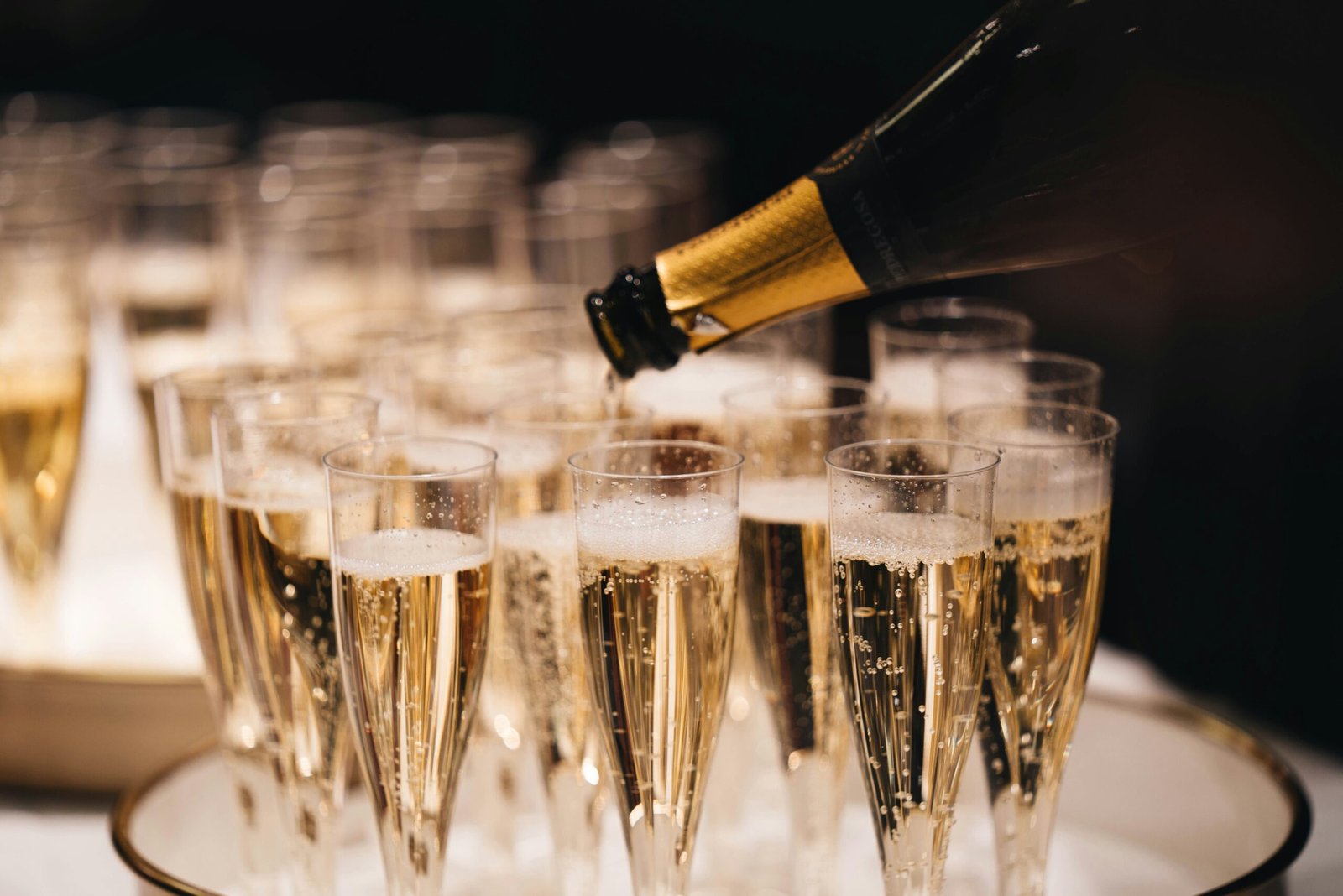 Calici di champagne e spumante premium per servizio catering open bar in Lombardia con Circus