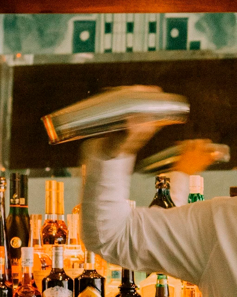 Il team Circus dietro al bancone del cocktail bar