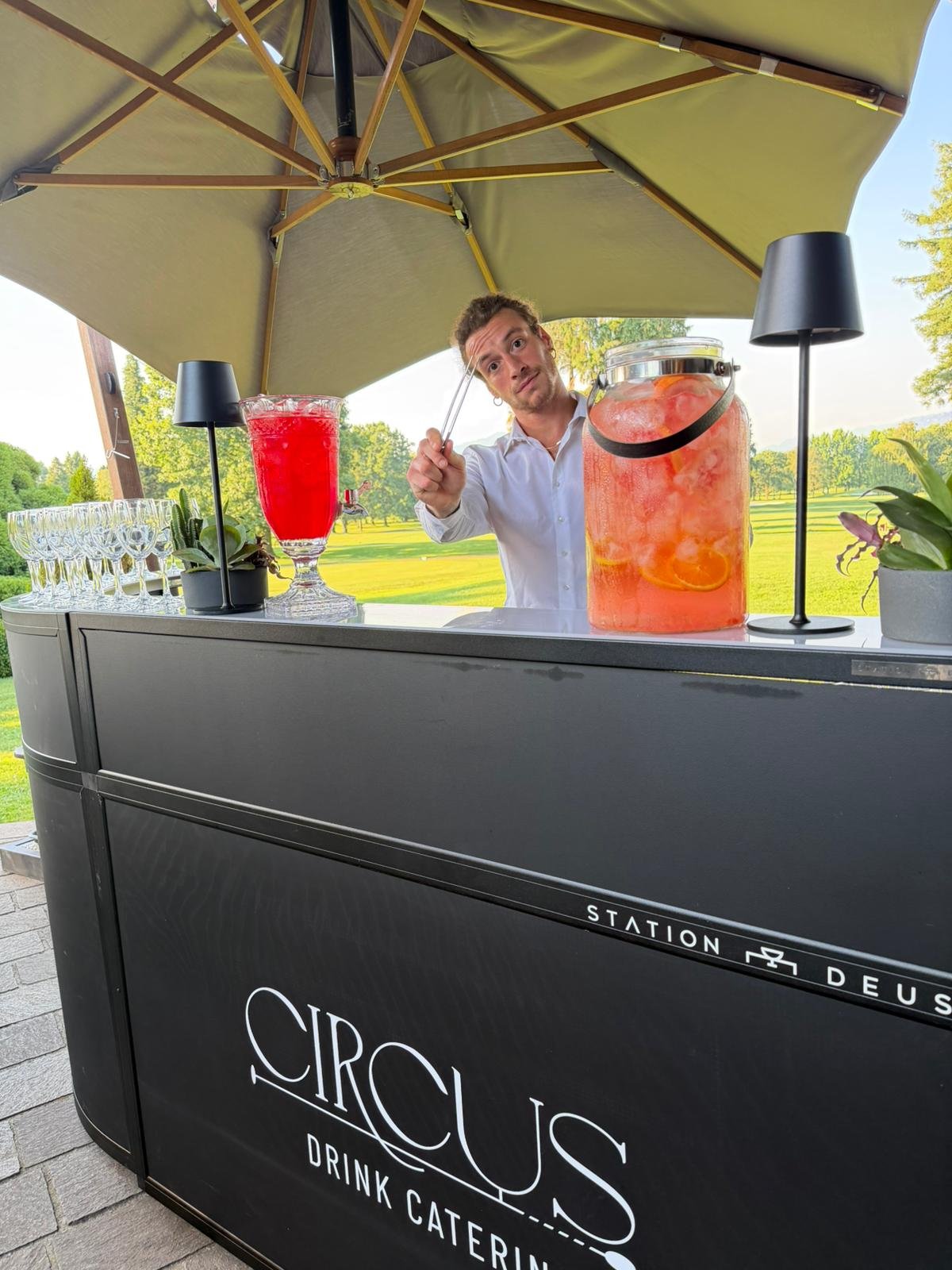 Staff Circus al servizio durante un evento con drink e mixology